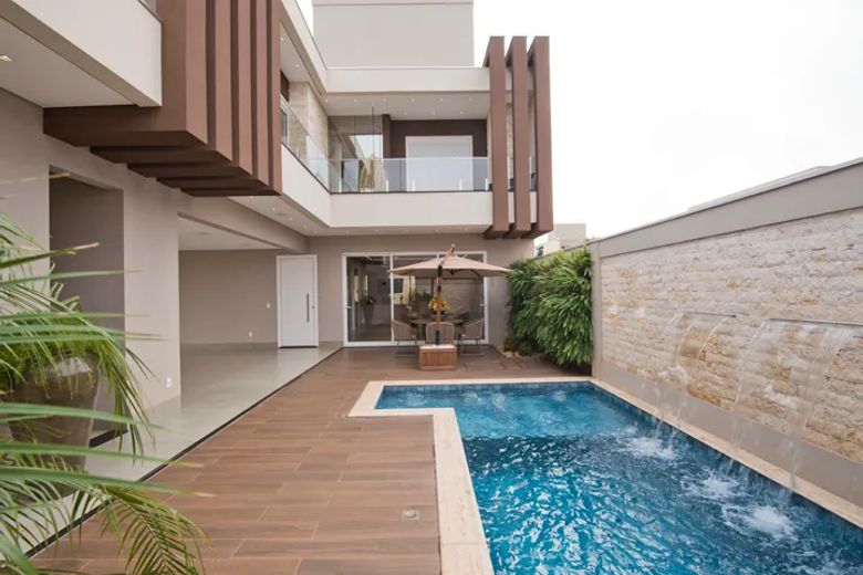 Fachada de residência de alto padrão com piscina, projeto de arquitetura em Maracaju MS