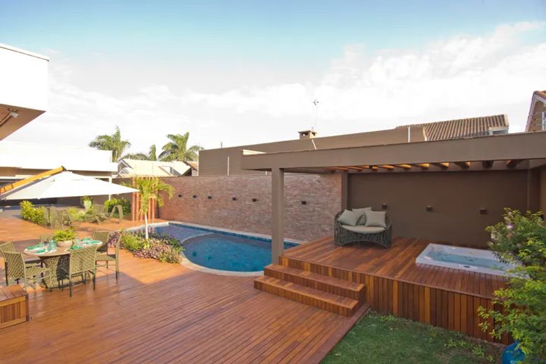 Área externa com piscina de residência de alto padrão, projeto de arquitetura em Maracaju MS