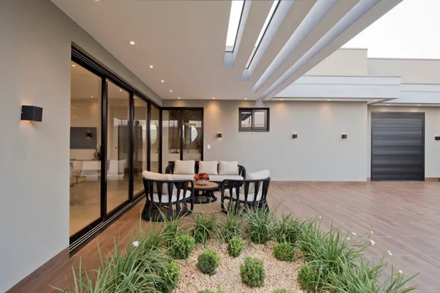 Escritório de arquitetura em Maracaju MS: ambiente social com jardim interno de projeto residencial de alto padrão por Juliana Saraiva